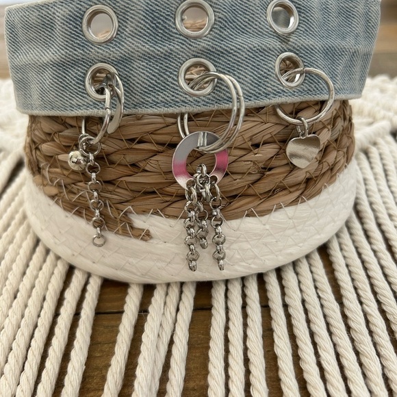 URBAN OUTFITTERS Bundle of Denim Chain-Embellished Chocker/set of 4 silver rings - Picture 9 of 11